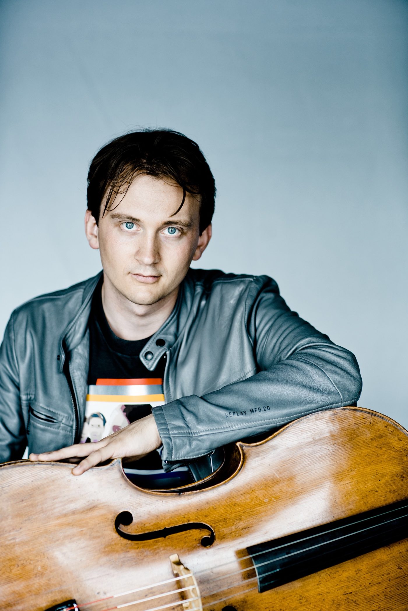 Benedict Kloeckner mit seinem Ruggeri-Cello im Gegenlicht
